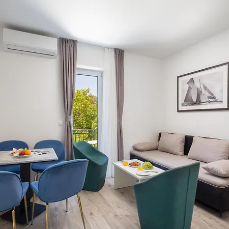 Providenca - Beachfront & Private Parking Apartment Makarska