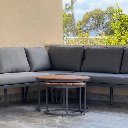 Providenca - Beachfront & Private Parking Apartment