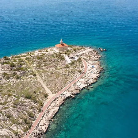 Providenca - Beachfront & Private Parking Apartment Makarska