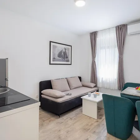 Providenca - Beachfront & Private Parking Apartment