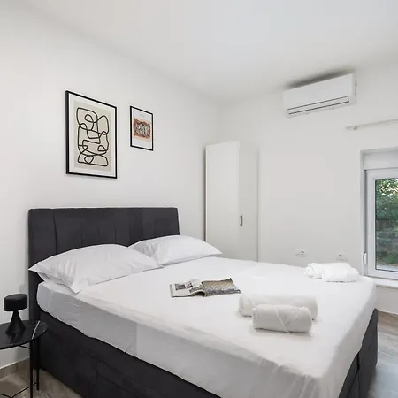 Apartment Providenca - Beachfront & Private Parking