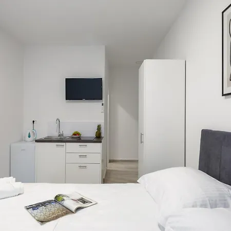 Providenca - Beachfront & Private Parking Apartment Makarska
