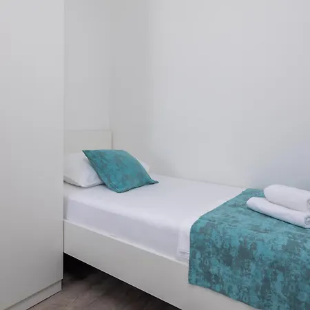Providenca - Beachfront & Private Parking Makarska