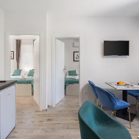 Providenca - Beachfront & Private Parking Apartment Makarska