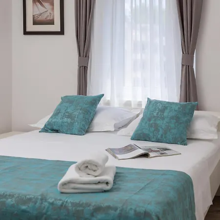 Providenca - Beachfront & Private Parking Apartment Makarska