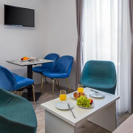Providenca - Beachfront & Private Parking Apartment