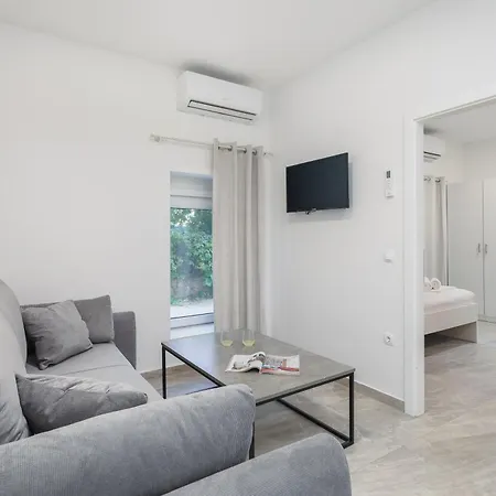 Apartment Providenca - Beachfront & Private Parking