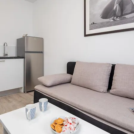 Providenca - Beachfront & Private Parking Apartment Makarska