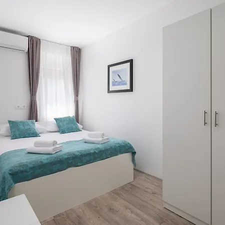 Providenca - Beachfront & Private Parking Makarska