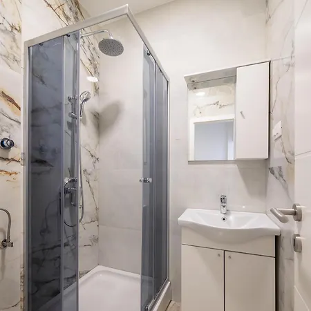 Providenca - Beachfront & Private Parking Apartment Makarska