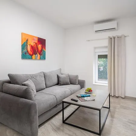 Providenca - Beachfront & Private Parking Apartment