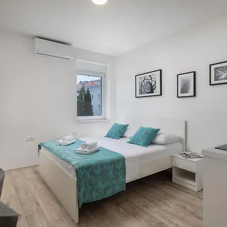 Apartment Providenca - Beachfront & Private Parking