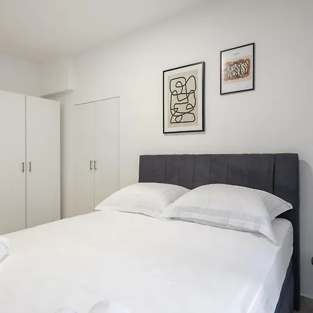 Providenca - Beachfront & Private Parking Apartment