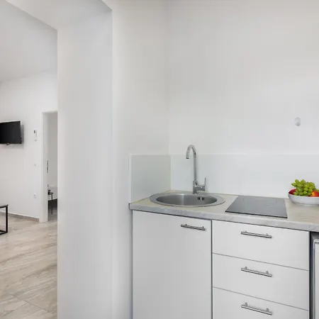 Providenca - Beachfront & Private Parking Makarska