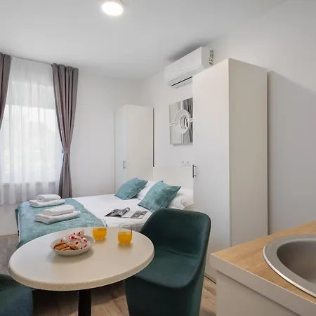Providenca - Beachfront & Private Parking Makarska