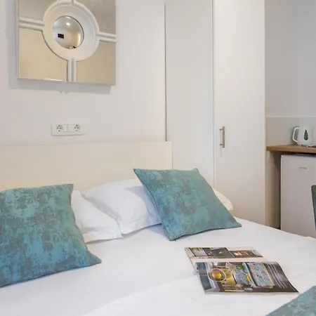 Providenca - Beachfront & Private Parking Apartment Makarska