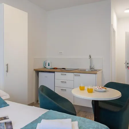 Providenca - Beachfront & Private Parking Makarska