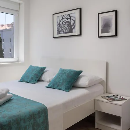Apartment Providenca - Beachfront & Private Parking