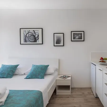 Providenca - Beachfront & Private Parking Makarska