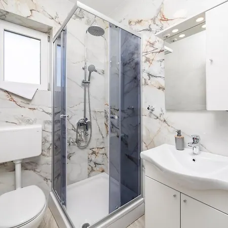 Apartment Providenca - Beachfront & Private Parking Makarska