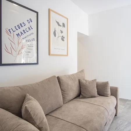 Providenca - Beachfront & Private Parking Apartment