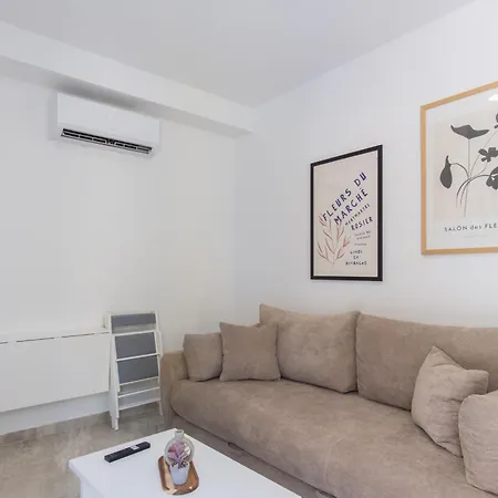 Apartment Providenca - Beachfront & Private Parking